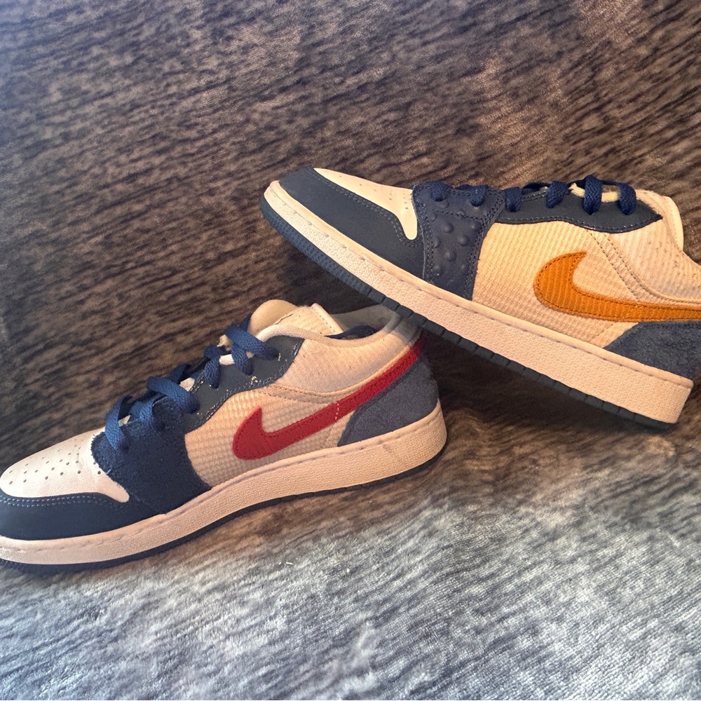 Jordan 1 Low Messy Room Size 7Y Like New